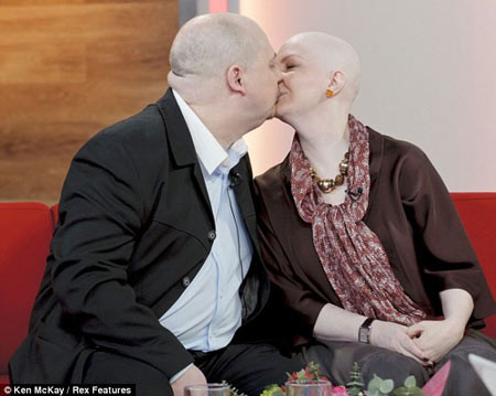 Đừng để bệnh nhân cảm thấy bị cô lập và một mình. Một cái ôm ấm áp, nắm tay, hoặc sự vỗ về nhẹ nhàng an ủi được đánh giá cao và cần thiết. Bạn cần giữ vững thái độ lạc quan trước mặt bệnh nhân ung thư.