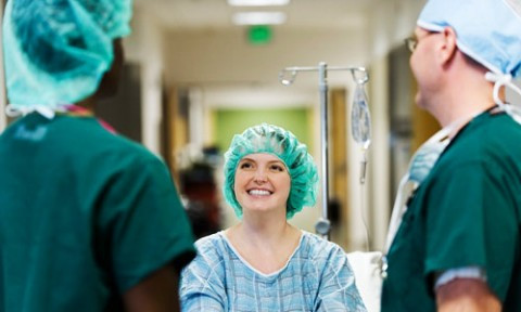 Cùng bệnh nhân đến gặp bác sĩ và cùng với họ kiên nhẫn lắng nghe bác sĩ nói. Bạn cũng cần nghiên cứu về bệnh và đặt các câu hỏi liên quan để nắm bắt thông tin chính xác về tình trạng của bệnh nhân.