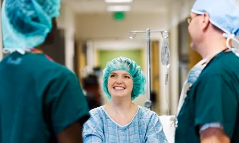 Cùng bệnh nhân đến gặp bác sĩ và cùng với họ kiên nhẫn lắng nghe bác sĩ nói. Bạn cũng cần nghiên cứu về bệnh và đặt các câu hỏi liên quan để nắm bắt thông tin chính xác về tình trạng của bệnh nhân.