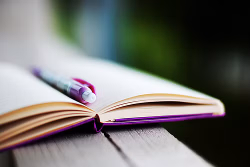 Viết ra những gì bạn ăn, uống và ghi lại bất kỳ triệu chứng bạn gặp hàng ngày. Điều này sẽ giúp bạn xác định những gì đang ăn có thể gây ra buồn nôn, táo bón hoặc tiêu chảy. Bằng cách này, thuốc men và đề xuất chế độ ăn uống khác có thể được thử trước khi các vấn đề trở nặng.