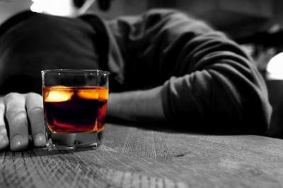 3. Một nghiên cứu đã chỉ ra rằng 70-80% những người mắc bệnh ung thư miệng là người nghiện rượu nặng. Rượu có khả năng kích thích các gen gây ung thư có thể trở thành ác tính. Bệnh nhân cũng được chẩn đoán là bị đốm trắng trên lưỡi, đó có thể là triệu chứng của bệnh ung thư.