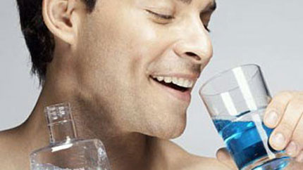 Những người hút thuốc có nguy cơ mắc ung thư miệng tăng gấp 9 lần nếu sử dụng nước súc miệng chứa cồn.