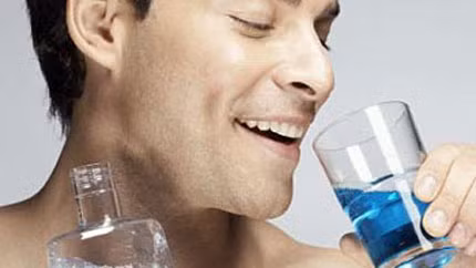 Những người hút thuốc có nguy cơ mắc ung thư miệng tăng gấp 9 lần nếu sử dụng nước súc miệng chứa cồn.