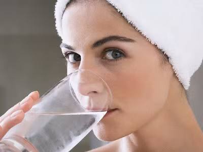 Tiêu chảy và ói mửa kết hợp với ít uống nước có thể gây ra tình trạng mất nước. Dấu hiệu mất nước bao gồm miệng khô hoặc dính, mắt trũng, lượng nước tiểu thấp, và không có khả năng để sản xuất nước mắt. Uống nhiều nước có thể giúp bạn tránh bị mất nước.