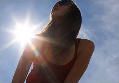 5. Tiếp xúc nhiều với tia cực tím cũng có thể là lý do cho việc phát triển ung thư ở phần trên của lưỡi. Các tổn thương gây ra đau đớn ảnh hưởng đến vòm miệng và môi.