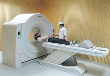 4. Kiểm tra CT, MRI: CT và MRI được sử dụng trong việc xác định phạm vi của ung thư thanh quản và mức độ xâm nhập của nó đến các khu vực bên ngoài thanh quản, cũng như di căn đến các hạch bạch huyết ở cổ. Nó đặc biệt hữu ích cho các bệnh nhân ung thư thanh quản ác tính.