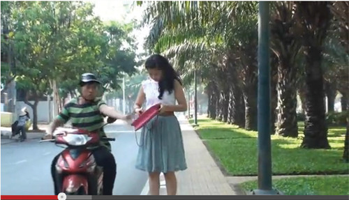 Khi sử dụng điện thoại di động trên đường, bạn sẽ tạo cơ hội cho nhiều kẻ manh động cướp giật. Thậm chí bạn có thể bị thương, nguy hiểm đến tính mạng nếu kháng cự.