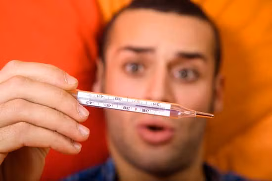 2. Quan sát màu sắc, nhiệt độ và độ đàn hồi trên da của bệnh nhân, nếu thấy nhiệt độ thấp, da tím tái và ngày càng trầm trọng, hãy đến bác sĩ ngay lập tức.