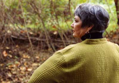 6. Ung thư vú đã quay lại năm 1992, chỉ hai năm sau khi Barbara Bradfield phẫu thuật cắt bỏ vú đôi. Bà có một khối u trên cổ và 16 u trong phổi. Bà từ chối làm hóa trị nặng và phải đối mặt với thực tế rằng mình sẽ chết.