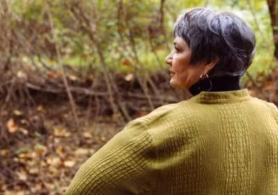 6. Ung thư vú đã quay lại năm 1992, chỉ hai năm sau khi Barbara Bradfield phẫu thuật cắt bỏ vú đôi. Bà có một khối u trên cổ và 16 u trong phổi. Bà từ chối làm hóa trị nặng và phải đối mặt với thực tế rằng mình sẽ chết.