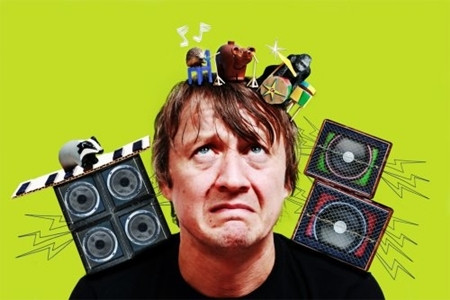 Nó có thể được gây ra bởi tiếng ồn lớn, chấn thương tai, hoặc sự khác biệt trong áp suất giữa bên trong và bên ngoài của màng nhĩ. Màng nhĩ trong mở lớn là một dấu hiệu chắc chắn của ung thư tai.