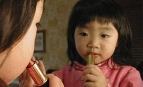 Hàm lượng chì có thể một mối quan tâm đối với những người dùng son môi hàng ngày. Nó có thể không gây ra ung thư, nhưng lại làm tăng nguy cơ của các vấn đề sức khỏe khác. Trẻ em không được phép sử dụng son môi, vì nó có thể ảnh hưởng đến hệ thống thần kinh.