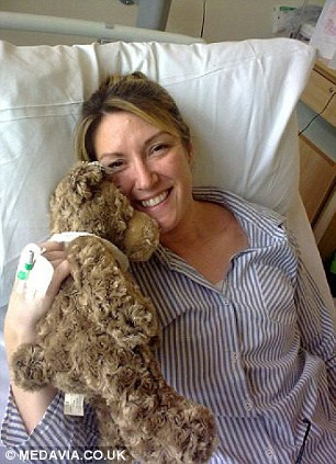 Khối u đã được gỡ bỏ chỉ 1 tuần sau khi được phát hiện. Cô Testro cũng từng chiến đấu với bệnh ung thư vú và phải cắt bỏ ngực trái vào mùa xuân năm 2011, trải qua hóa trị và xạ trị giữa năm 2012 - 2013.