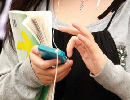 Hãng tin UPI của Mỹ cho biết để giảm hành vi vừa đi vừa sử dụng điện thoại thì người lớn, cha mẹ trước hết phải làm gương cho con cái.