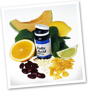 Axit folic được tìm thấy trong các loại rau màu xanh đậm (như rau bina và củ cải xanh), đậu Hà Lan khô (bao gồm cả đậu đen và đậu lăng) và các loại thực phẩm bổ sung axit folic (sản phẩm ngũ cốc).