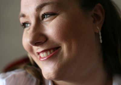 Các bác sĩ đã thử nghiệm một loại thuốc gọi là ipilimumab nhằm kích hoạt hệ thống miễn dịch chống lại ung thư. Sau 4 tháng, các khối u bắt đầu teo lại và dần biến mất. Hiện nay, cô đang sống cùng chồng và 2 cô con gái rất đáng yêu.