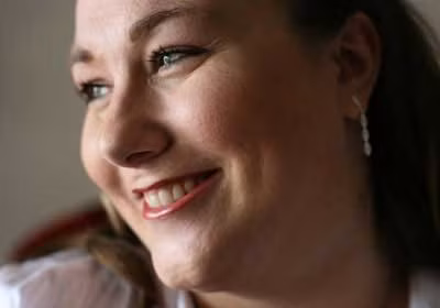 Các bác sĩ đã thử nghiệm một loại thuốc gọi là ipilimumab nhằm kích hoạt hệ thống miễn dịch chống lại ung thư. Sau 4 tháng, các khối u bắt đầu teo lại và dần biến mất. Hiện nay, cô đang sống cùng chồng và 2 cô con gái rất đáng yêu.