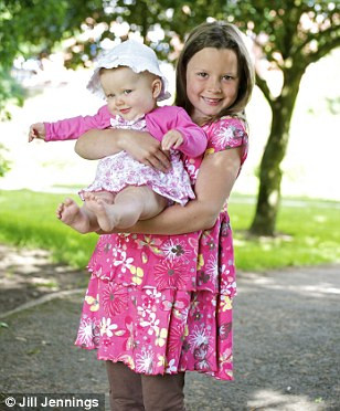 Charley cho biết cô bé cảm thấy như đang làm một điều gì đó rất đặc biệt để tôn vinh chị gái và khiến Katy tự hào vì được yêu thương nhất. (Ảnh: Charley cùng em gái Scarlet).