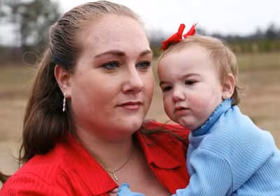 1. Sharon Belvin được chẩn đoán bị khối u ác tính trong phổi một tuần trước đám cưới của cô, khi đó cô mới 22 tuổi. Mọi phương pháp hóa trị đều vô hiệu. Sau 2 năm, khối u đã lan ra 2 bên phổi và các nội tạng khác.