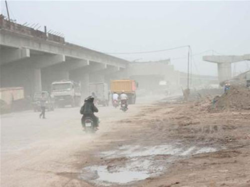 Mặc dù nguyên nhân chính xác của ung thư tai vẫn chưa được khẳng định, nhiều bác sĩ tin rằng nguyên nhân chính là do tiếp xúc quá nhiều với bụi và hóa chất công nghiệp.