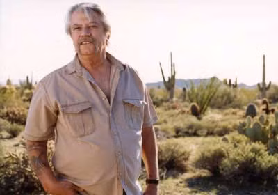 2. Charles Burrows nhận thấy một khối u kỳ lạ ở bụng vào mùa hè năm 2005. Sau khi làm sinh thiết, ông được thông báo bị ung thư gan. Khối u có kích thước bằng quả bóng chày và siết cửa tĩnh mạch đi vào gan. Các bác sĩ nói với Burrows, khi đó 56 tuổi, rằng họ không thể điều trị và ông chỉ còn sống thêm 1-2 tháng.