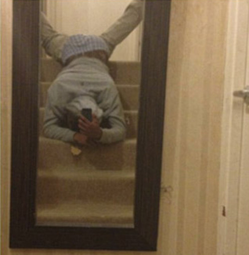 Bạn sẽ không thể tập trung quan sát xung quanh khi đang sử dụng điện thoại. Đặc biệt bạn rất dễ trượt chân nếu đang bước xuống cầu thang.