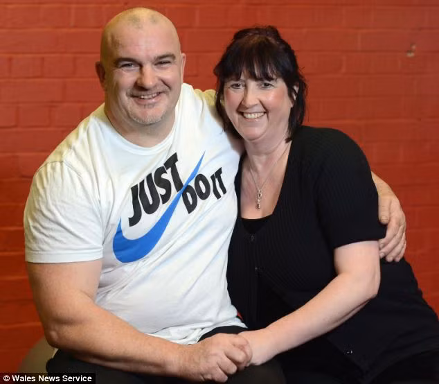 Ông Clarke đã trải qua phẫu thuật loại bỏ núm vú của mình để thoát khỏi khối u và hiện đang hồi phục với sự hỗ trợ của vợ, bà Jayne, cùng các con Louise - 30 tuổi, Daryl - 27 tuổi, và cặp song sinh Phillip và Sophie - 25 tuổi.