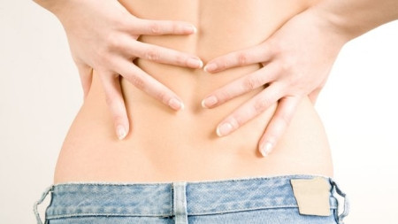 Các triệu chứng bao gồm chảy máu bất thường âm đạo, chảy nhiều nước, khối u ở âm đạo, đi tiểu đau, đau vùng chậu và táo bón.