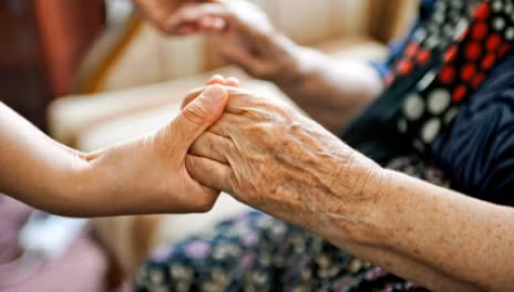 7. Cần có người chăm sóc chuyên nghiệp. Hầu hết những người bị bệnh Parkinson cần sự giúp đỡ của một hoặc nhiều người chăm sóc hàng ngày. Nếu bạn là người nhà bệnh nhân, bạn nên tham gia các buổi tập huấn chăm sóc trị liệu và hiểu, thông cảm với những gì người thân của bạn đang trải qua.