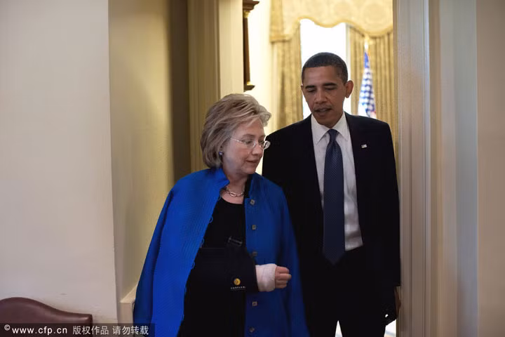 22/6/2009, Washington, Mỹ: Tổng thống Barack Obama tiếp Ngoại trưởng Mỹ Hillary Clinton tại Nhà Trắng. Clinton bị gãy khuỷu tay khi ngã trong nhà để xe của Bộ Ngoại giao. Cánh tay của bà được băng bó cùng dải đeo trước ngực.