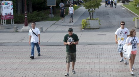 Thậm chí đến năm 2015 con số chấn thương vì vừa đi vừa sử dụng điện thoại di động sẽ lại tiếp tục tăng gấp đôi nếu khách bộ hành thiếu ý thức về hành vi nguy hiểm này.