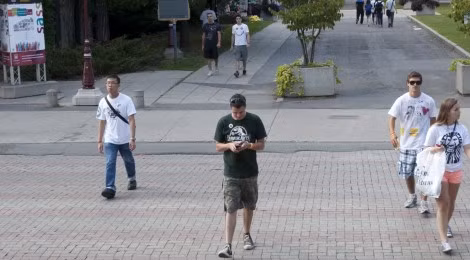 Thậm chí đến năm 2015 con số chấn thương vì vừa đi vừa sử dụng điện thoại di động sẽ lại tiếp tục tăng gấp đôi nếu khách bộ hành thiếu ý thức về hành vi nguy hiểm này.