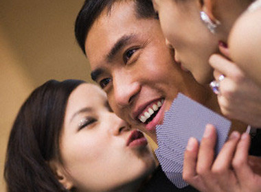 Có nhiều bạn tình.