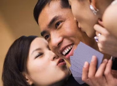 Có nhiều bạn tình.