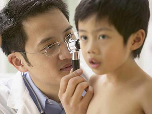 1. Một người bị chảy máu tai hoặc ráy tai bị rò rỉ ra ngoài có thể do sự kích thích nhỏ trong tai hoặc nhiễm trùng.