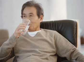 1. Một chế độ ăn uống cân bằng lành mạnh và uống nhiều nước rất quan trọng với tất cả mọi người, đặc biệt khi bạn bị bệnh Parkinson. Đó là bởi những người bị Parkinson có nhiều khả năng gãy xương hơn nếu ngã, bị táo bón, hoặc gặp khó khăn trong việc duy trì trọng lượng của họ.