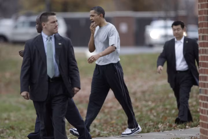 Tổng thống Mỹ Barack Obama rời đi sau khi chơi bóng rổ ở cơ sở Ft. McNair Army tại Washington vào ngày 26/11/2010.