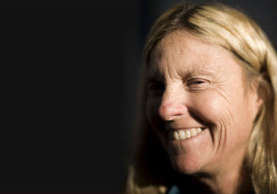 Vào cuối năm 2000, Lesser bắt đầu thử nghiệm loại thuốc có tên Iressa. Sau 5 tháng, khối u teo dần. Hiện nay, bà vẫn đang sử dụng thuốc hàng ngày để chữa khỏi hẳn ung thư. Loại thuốc này chỉ có tác dụng với khoảng 10% số bệnh nhân mắc bệnh, trong đó có Lesser.