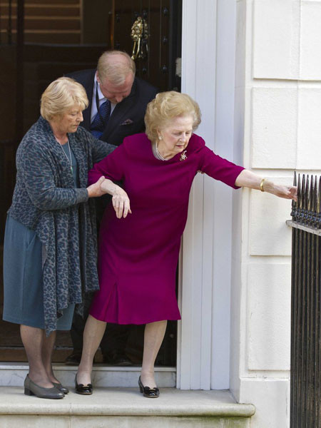 Baroness Margaret Thatcher bên ngoài ngôi nhà của mình ở Lon don vào chiều ngày 1/11/2010 sau khi rời khỏi bệnh viện. Cựu Thủ tướng đã ở bệnh viện Cromwell gần hai tuần vì bệnh cúm.