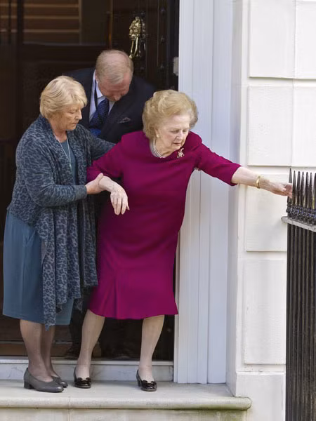 Baroness Margaret Thatcher bên ngoài ngôi nhà của mình ở Lon don vào chiều ngày 1/11/2010 sau khi rời khỏi bệnh viện. Cựu Thủ tướng đã ở bệnh viện Cromwell gần hai tuần vì bệnh cúm.