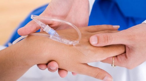 1. Sau phẫu thuật chỉ nên cung cấp chế độ ăn chất lỏng, chẳng hạn như truyền dịch, vì bệnh nhân chưa thể nhai hay nuốt được bình thường.