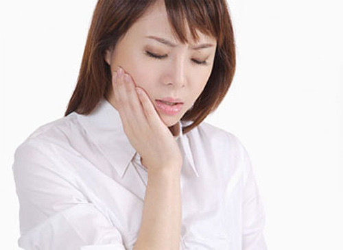 1. Đau hàm: ung thư hàm luôn khiến mọi người không thoải mái vì nó cản trở thói quen ăn uống bình thường. Các tế bào ung thư tăng dần gây nên sự suy giảm của xương hàm. Những người bị ung thư hàm không thể nhai thức ăn đúng cách. Đau cấp tính trong xương hàm khi uống rượu hoặc ăn là một trong những dấu hiệu phổ biến nhất của ung thư xương hàm.