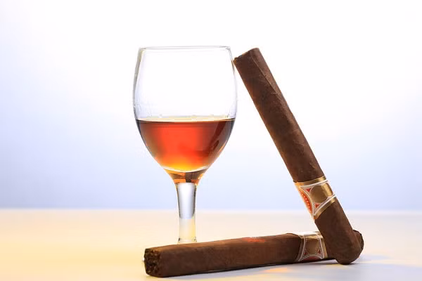 1. Hút thuốc và nghiện rượu mãn tính: Hút thuốc lá hoặc uống nhiều rượu khiến khoang miệng sản xuất ra nhiều vi khuẩn có hại.