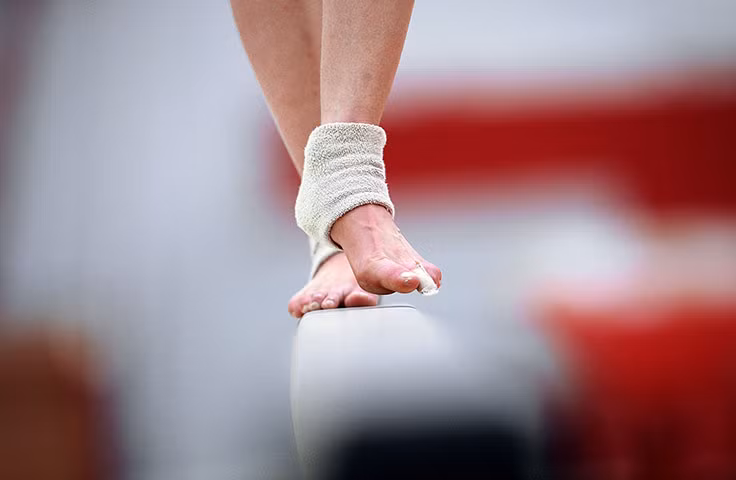 Mất thăng bằng khi đi lại.