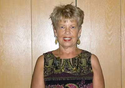 4. Jamie Spencer đã có một mùa hè địa ngục vào năm 2001. Con trai bà bị sát hại bởi một người thần kinh. Sau vài tháng, các triệu chứng lạ xuất hiện trên lưng bà gây đau đớn. Bà được chẩn đoán bị ung thư tuyến tụy ác tính. Khối u ngoằn ngoèo quanh các tĩnh mạch cung cấp máu cho gan, khiến việc phẫu thuật không thể thực hiện. "Họ nói rằng, tôi có ít hơn 2% cơ hội sống sót", bà nhớ lại.