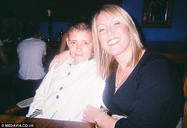 Vết bớt được chẩn đoán là lành tính, nhưng bác sĩ da liễu lại phát hiện vết sứt trên cổ của cô Testro. Nó gây chảy máu và ngứa trong suốt 3 tháng nhưng không đau đớn.