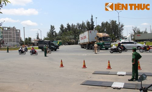 Nếu như ở Hà Nội, cả buổi sáng chỉ có 3 xe vi phạm thì tại TP HCM, trong sáng nay, lực lượng chức năng tại chốt vòng xoay Mỹ Thủy (hướng ra vào các cảng Cát Lái, Phú Mỹ...) đã xử phạt hàng chục xe chở quá tải, với mức vi phạm tải trọng từ 30% đến hơn 50%.