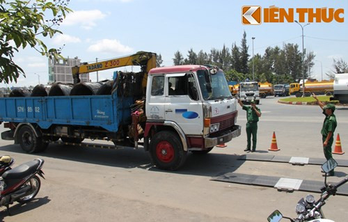 Lực lượng CSGT đội Cát Lái phối hợp cùng đội Thanh tra giao thông số 5 tại chốt cân xe di động vòng xoay Mỹ Thủy (phường Cát Lái, quận 2) đang kiểm tra tải trọng phương tiện từ các hướng cảng Phú Mỹ, cảng Cát Lái ra đại lộ Đông Tây, xa lộ Hà Nội, đường cao tốc ra QL51...
