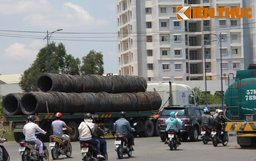 Chiếc xe chở đầy sắt lưu thông quá chốt cân xe di động vòng xoay Mỹ Thủy bị CSGT thổi còi nhưng tài xế cố tình bỏ chạy...