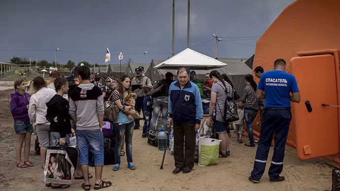 Những người dân tị nạn Ukraine tập trung ở khu lán trại dựng tỉnh Rostov (Nga).